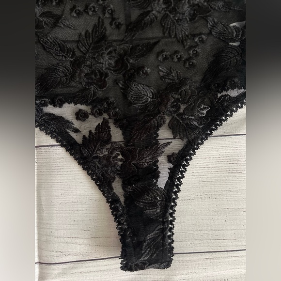 Fashinova Cute🖤Mock Neck Floral Embroidery Bodysuit. NEW without tags! - Picture 9 of 14